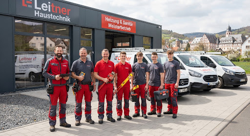 Das Team von Leitner Haustechnik vor der Werkstatt